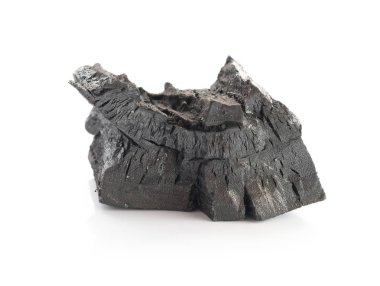 Beyaz arka planda siyah kömür