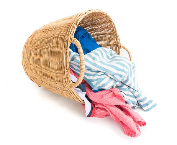 Ropa en cestas de mimbre para lavar preparaciones con fondo blanco, concepto de invernadero — Foto de Stock