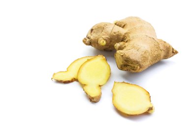 Beyaz arka planda, hammadde yemek pişirmek için taze zencefil