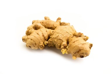 Beyaz arka planda, hammadde yemek pişirmek için taze zencefil