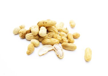 Beyaz arkaplanda kaynamış fıstık