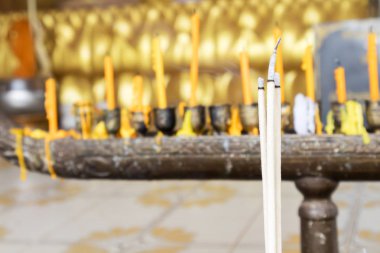 Tapınakta yanan tütsü sopa (joss çubukları)