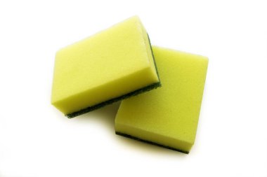 Beyaz arka plan üzerinde temizlik sünger bulaşık