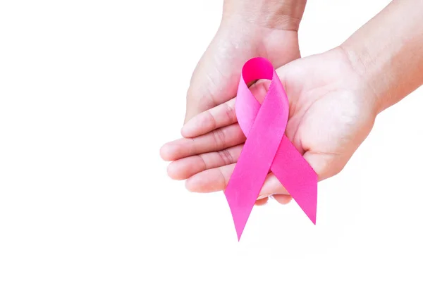 Женщина держит розовую ленту на белом фоне, осознание концепции рака молочной железы — стоковое фото