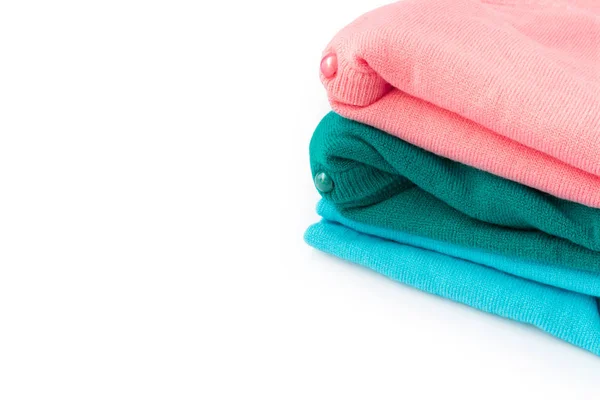 Primer plano pila de ropa suéter de punto sobre fondo blanco — Foto de Stock