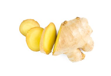 Beyaz arka planda, hammadde yemek pişirmek için taze zencefil dilim