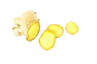 Beyaz arka planda, hammadde yemek pişirmek için taze zencefil dilim