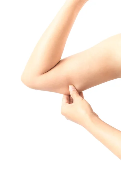 Женская рука проверяет плечо на белом фоне — стоковое фото