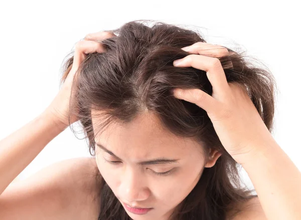 Wanita closeup tangan gatal kulit kepala, konsep perawatan rambut — Stok Foto