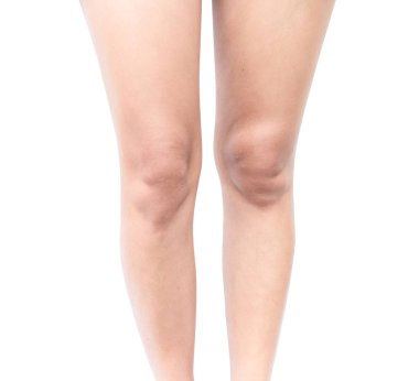 Kadın bacak koyu tenli ve beyaz arka plan, güzellik bakım kavramı ile sorun