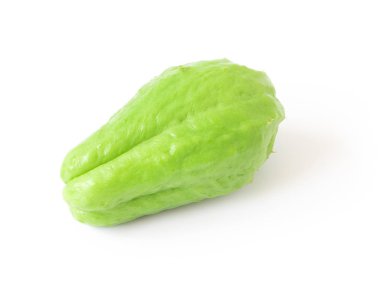 Beyaz arkaplanda taze Chayote