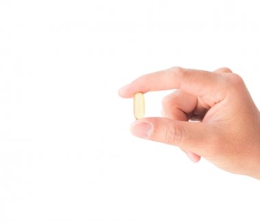 Balık yağı tıp beyaz arka plan ile tutan el