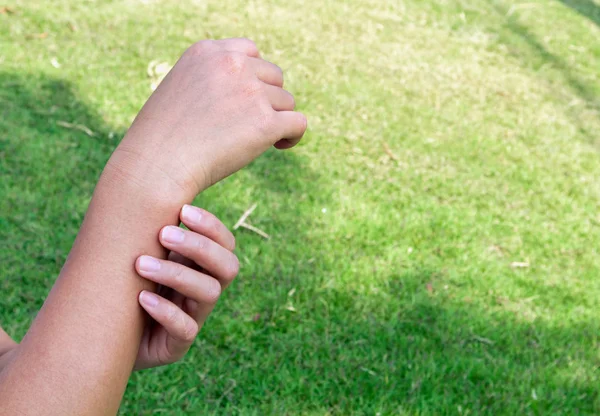 Женщина с болью в руке Природный фон, здравоохранение и медицина — стоковое фото