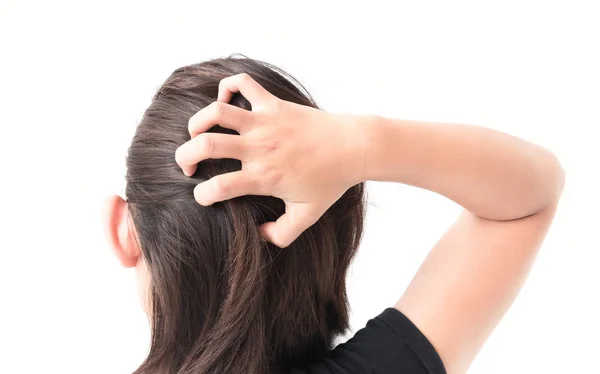 Closeup mulher mão coceira couro cabeludo, conceito de cuidados com o cabelo — Fotografia de Stock