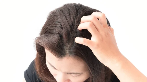 Primeros planos mujer mano picazón cuero cabelludo, concepto de cuidado del cabello — Foto de Stock