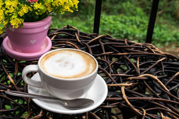 Puchar gorące latte na drewno tabable, z tle natura — Zdjęcie stockowe