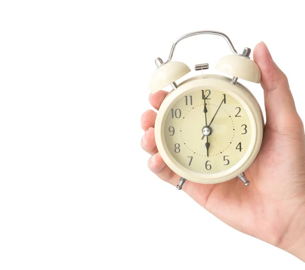 Χέρι που κρατά το ρετρό ρολόι-ξυπνητήρι με λευκό φόντο — Φωτογραφία Αρχείου