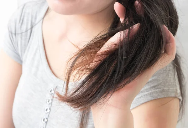 Mulher grave problema de cabelo danificado para cuidados de saúde shampoo e conceito de produto de beleza — Fotografia de Stock