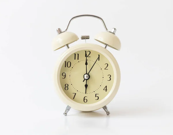 白い背景の上のレトロな色目覚まし時計 — ストック写真