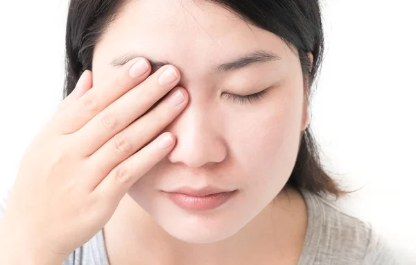 Tangan wanita menutup mata dengan rasa sakit mata, perawatan kesehatan dan konsep medis — Stok Foto