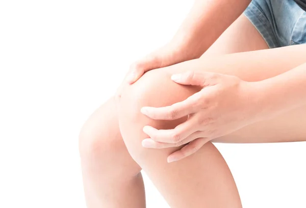 Gros plan femme main tenir genou avec douleur symptôme, soins de santé et médecine concept — Photo