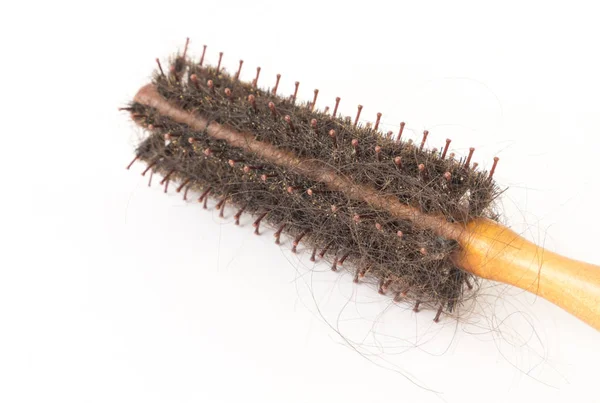 Escova de pente com problema de perda de cabelo em fundo branco, cuidados de saúde e conceito médico — Fotografia de Stock