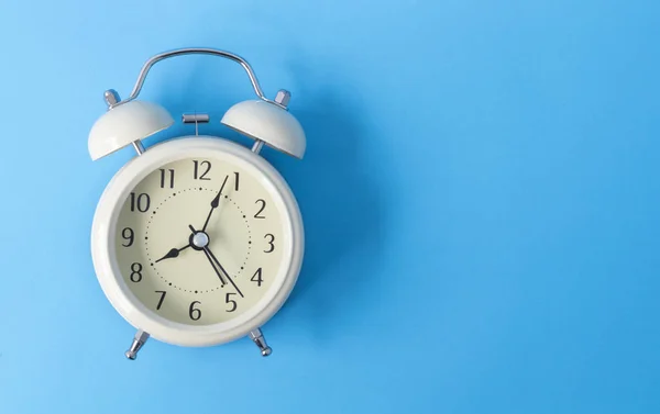時間の概念、灰色の背景にレトロな目覚まし時計 — ストック写真