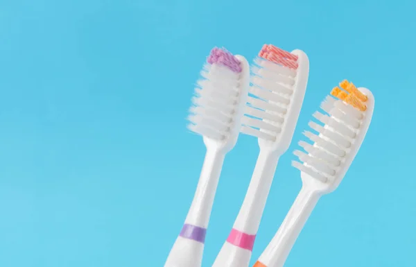 Cepillo de dientes de primer plano con fondo azul — Foto de Stock