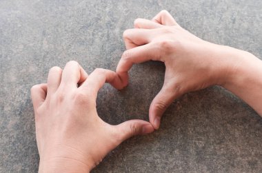 kadın el kalp şekil verme