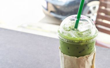 Closeup buz matcha latte plastik bardak, fincan, seçici odak götürün