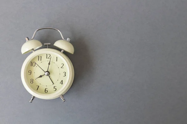 時間の概念、灰色の背景にレトロな目覚まし時計 — ストック写真