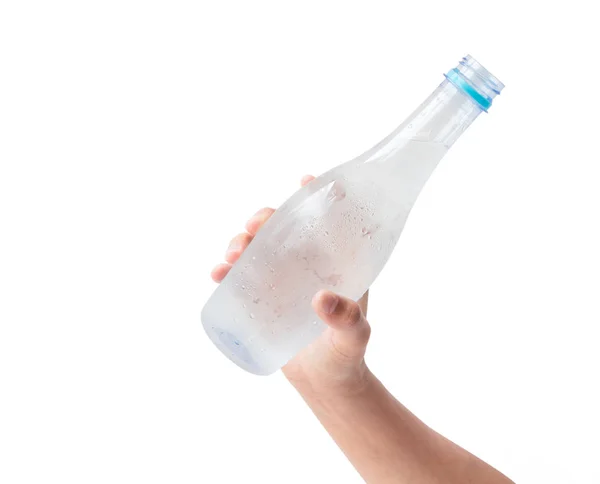 Mão mulher segurando uma garrafa de água com fundo branco — Fotografia de Stock