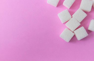 Pembe bir arka plan, gıda ve sağlık kavramı, seçici odak portre üstten görünüm küp şeker