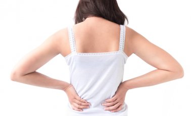 Genç kadın el geri ağrı beyaz arka plan, sağlık ve tıp kavramı ile tutarak