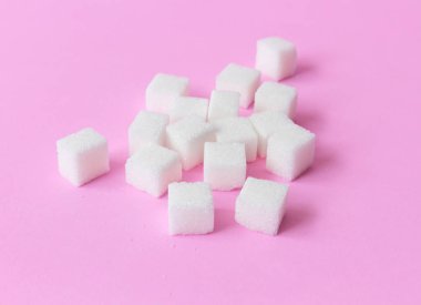 Kesme şeker pembe bir arka plan, gıda ve sağlık kavramı, seçici odak