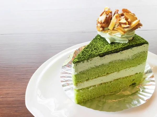 Närbild matcha grönt te kaka i kafé med naturen backgro — Stockfoto