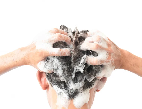 Closeup jovem homem lavar o cabelo com fundo branco, conceito de cuidados de saúde — Fotografia de Stock