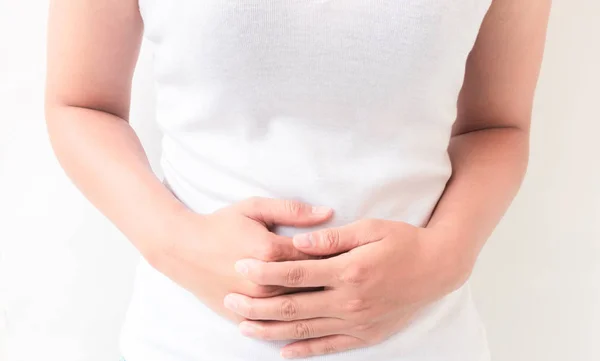 Gros plan femme maux d'estomac avec fond blanc, soins de santé et concept médical — Photo