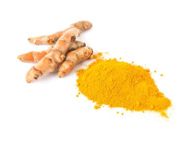 Zerdeçal güç ve taze zerdeçal kök beyaz arka plan, ot ve sağlıklı bakım kavramı