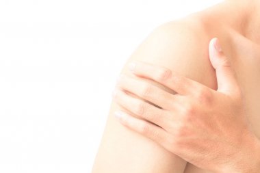 Omuz ağrısı olan beyaz arka plan üzerinde tutan Closeup adam el