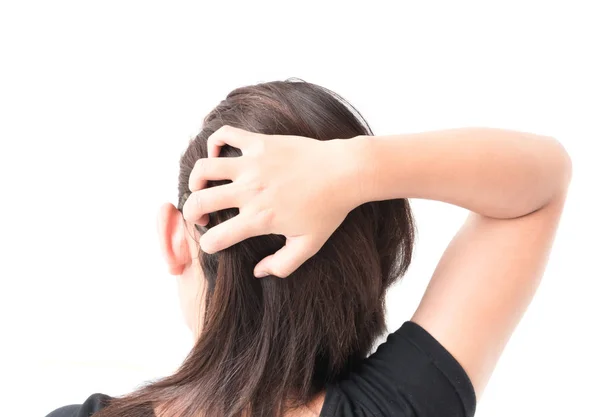 Primeros planos mujer mano picazón cuero cabelludo, concepto de cuidado del cabello —  Fotos de Stock