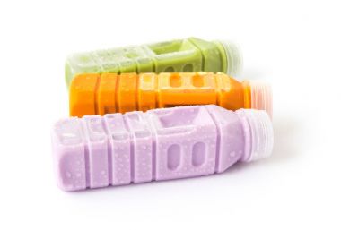 Tay süt çay, matcha süt, taro süt şişesi beyaz arka plan üzerinde