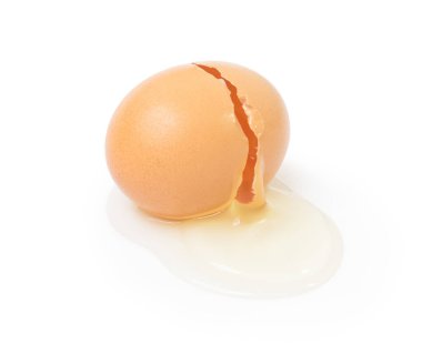 Kırık yumurta izole kırpma yolu ile beyaz arka plan üzerinde