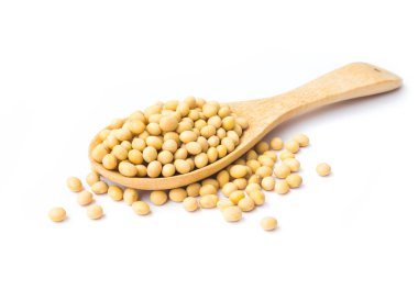 Beyaz arka plan ile tahta kaşık soya fasulye