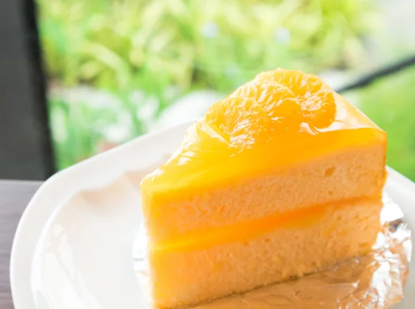 Primer plano pastel de naranja en mesa de madera con fondo de la naturaleza — Foto de Stock