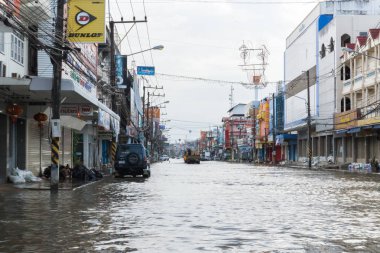 Sakon Nakhon, Tayland - 2 Ağustos 2017: Sokakları su sonka fırtına ile sular altında