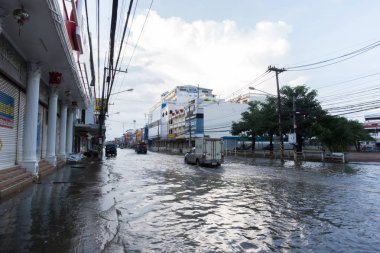 Sakon Nakhon, Tayland - 2 Ağustos 2017: Sokakları su sonka fırtına ile sular altında