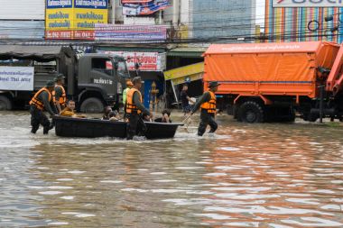 Sakon Nakhon, Tayland - 29 Temmuz 2017: Sokakları su sonka strom ile sular altında