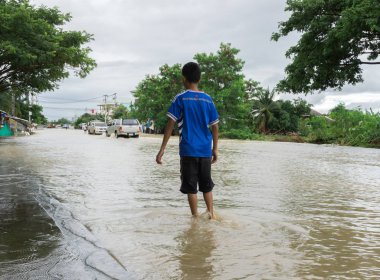 Sakon Nakhon, Tayland - 29 Temmuz 2017: çocuğun su ile sular altında