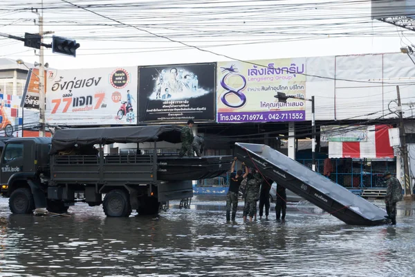 Sakon Nakhon, Tayland - 2 Ağustos 2017: Sokakları su sonka fırtına ile sular altında